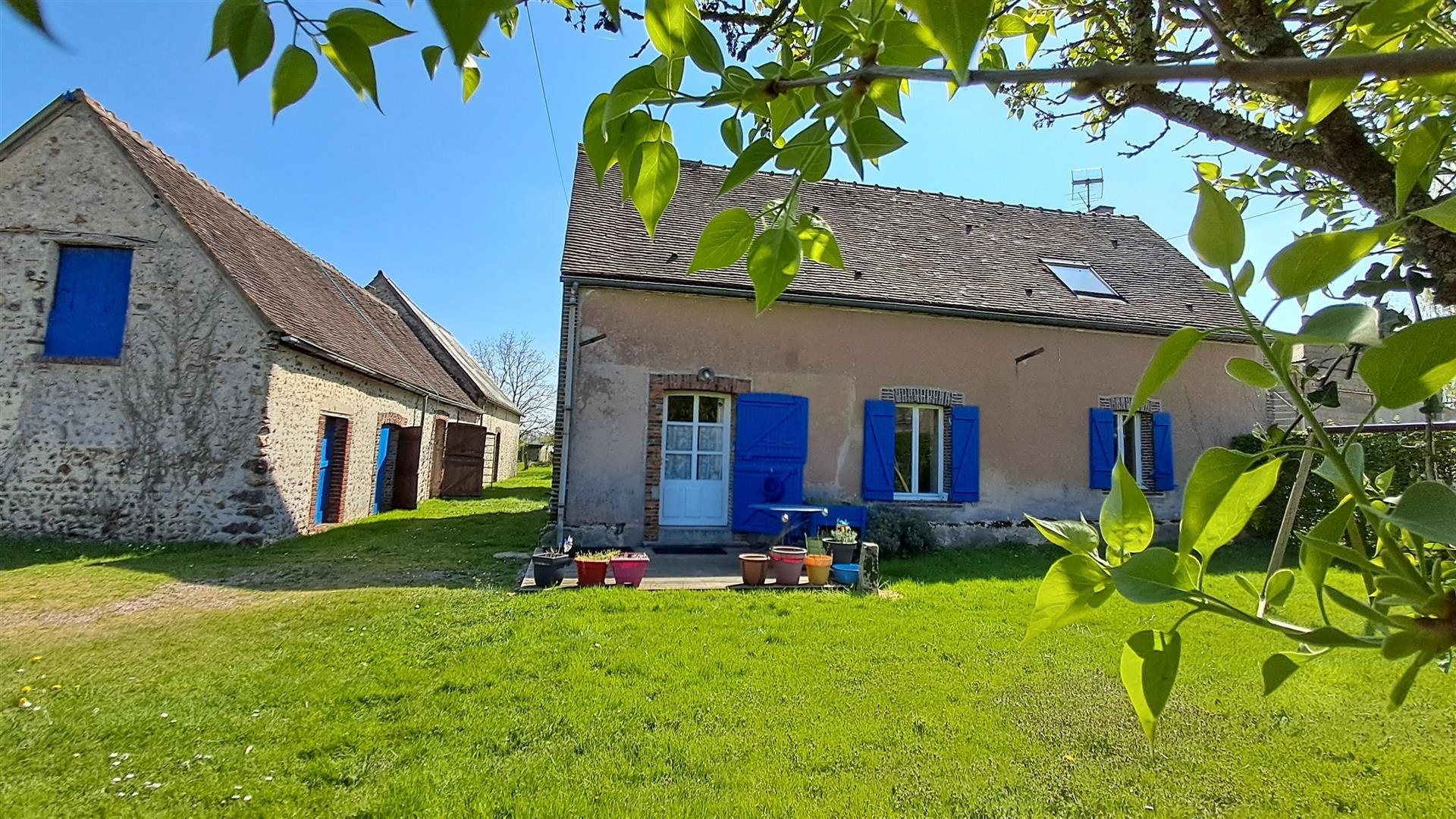 Belle maison ancienne avec ses dépendances