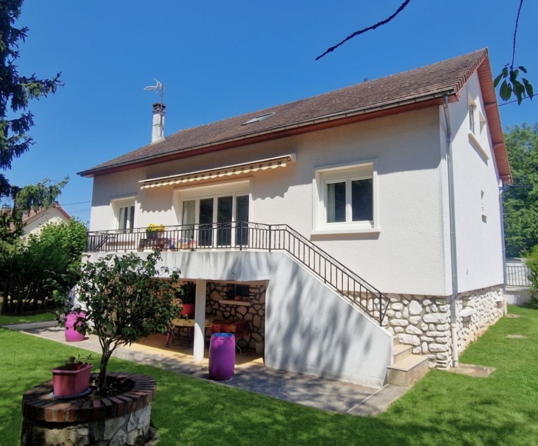 Maison familiale avec accès rapide à la RN12. Un cadre de vi